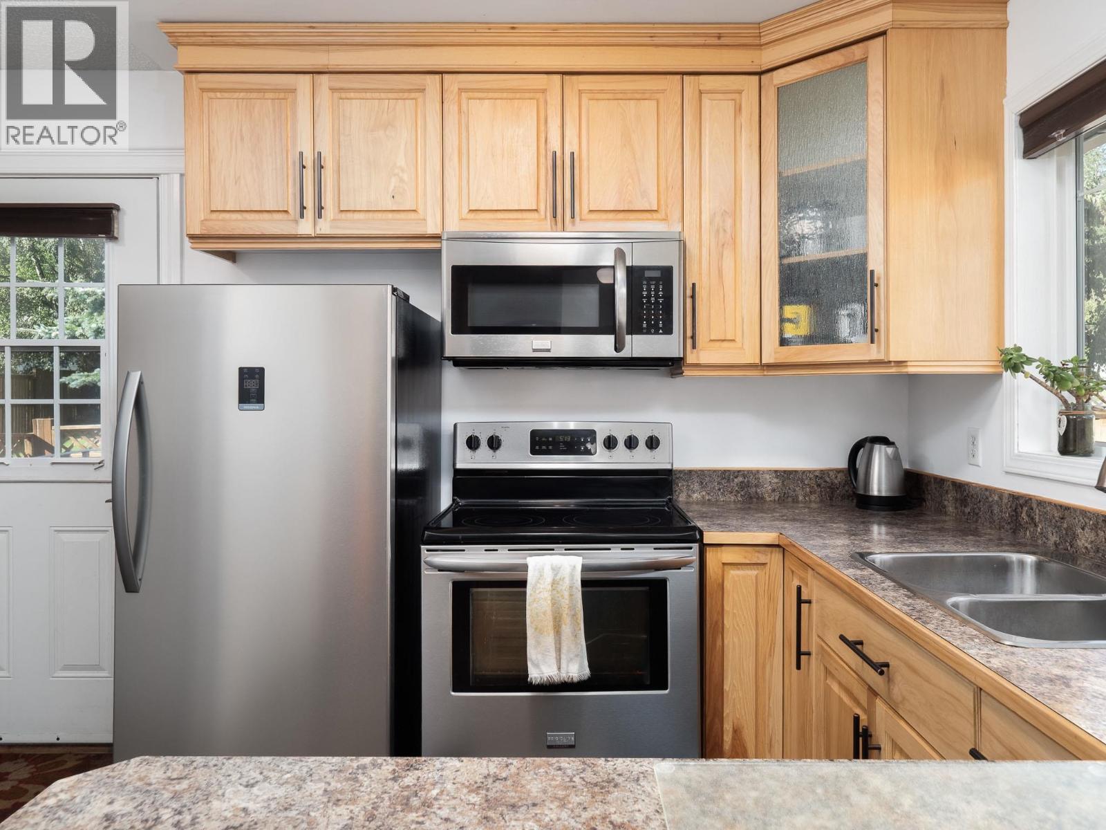 Photo 8 of 32 — 6049 KIM PLACE · Prince George, BC