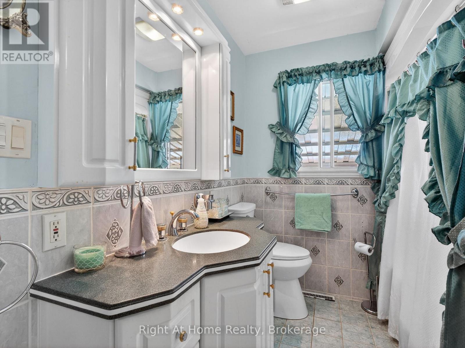 47 CHURCHILL AVENUE - 25