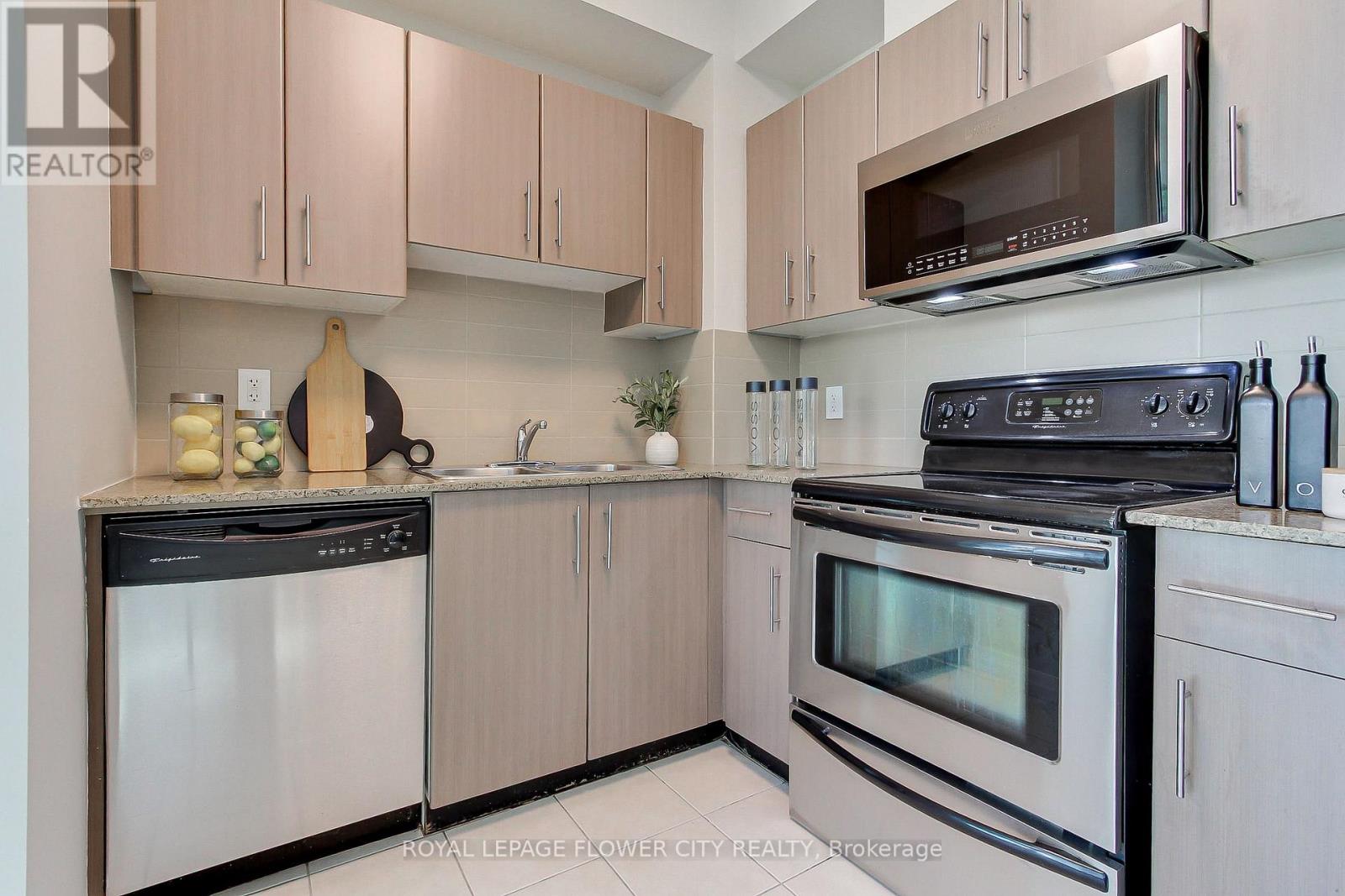 #302 12 YONGE STREET - 15