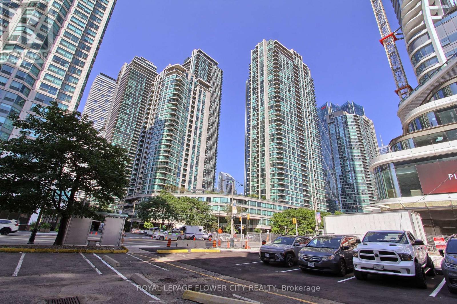 #302 12 YONGE STREET - 2
