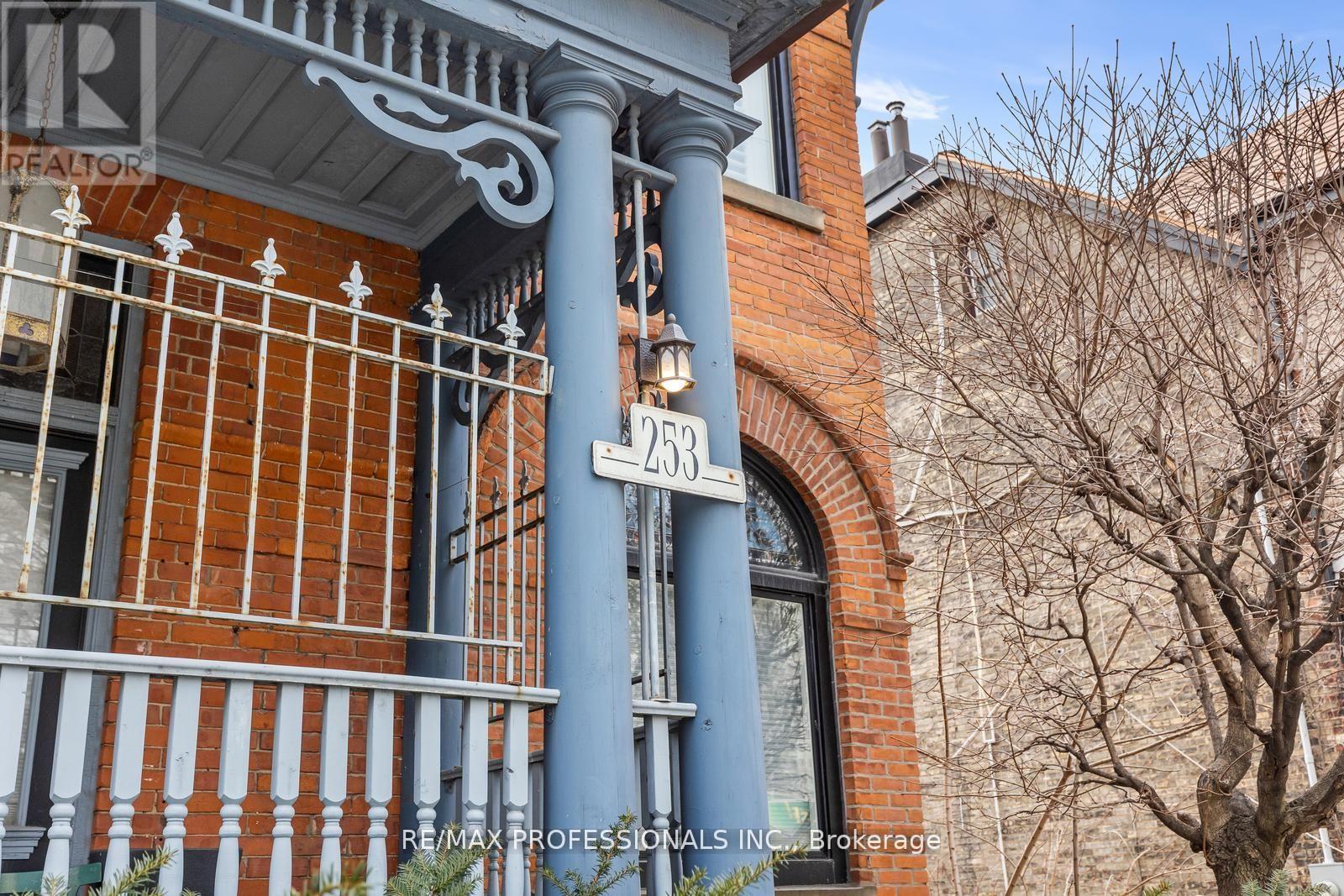 #C 253 WELLESLEY STREET E - 2