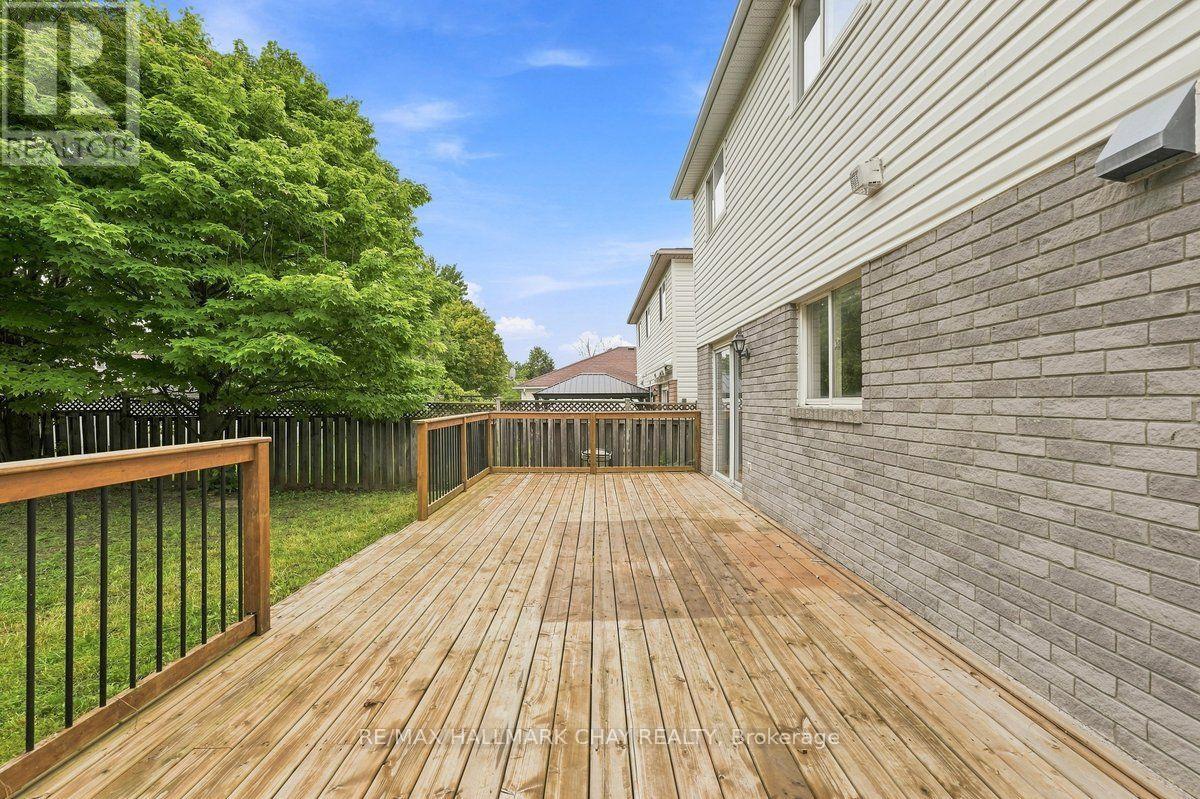 26 WHITEHORN CRESCENT - 17