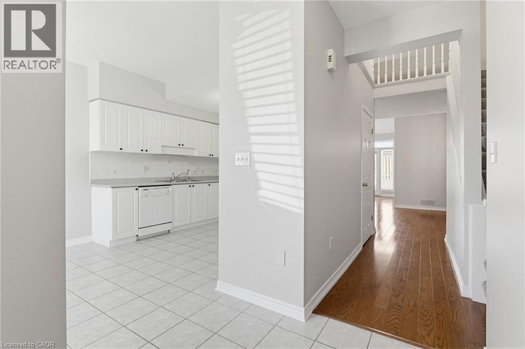 34 GREENTRAIL Drive, Mount Hope — photo 3