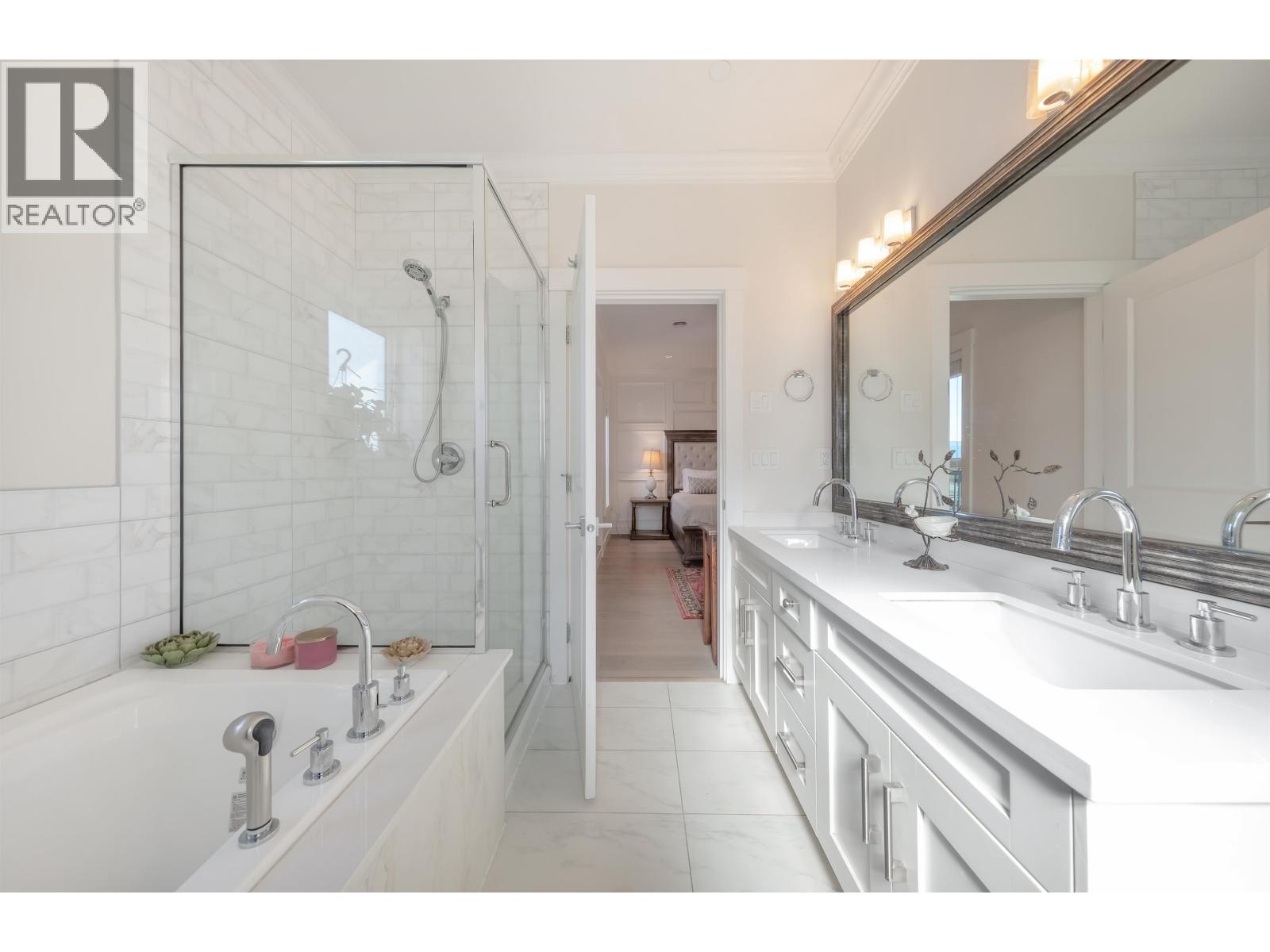 11 Bed, 7 Bath House for Sale in Vancouver – 5887 BATTISON STREET, Vancouver – MLS# R3154186 - Image 15