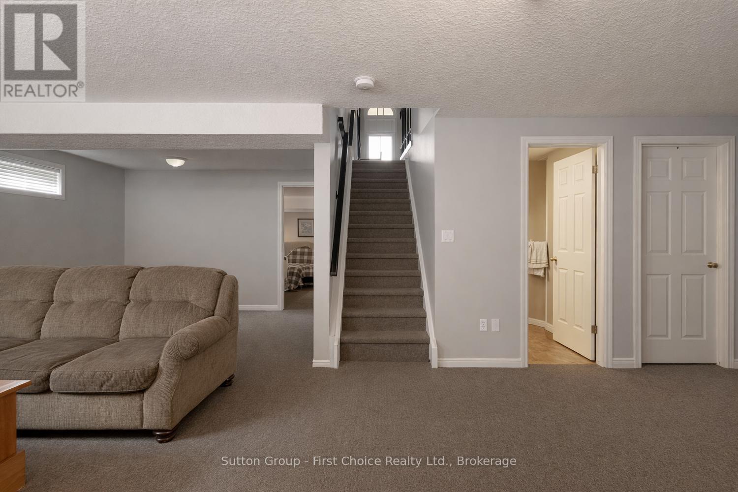 181 BENDER AVENUE - Image 24