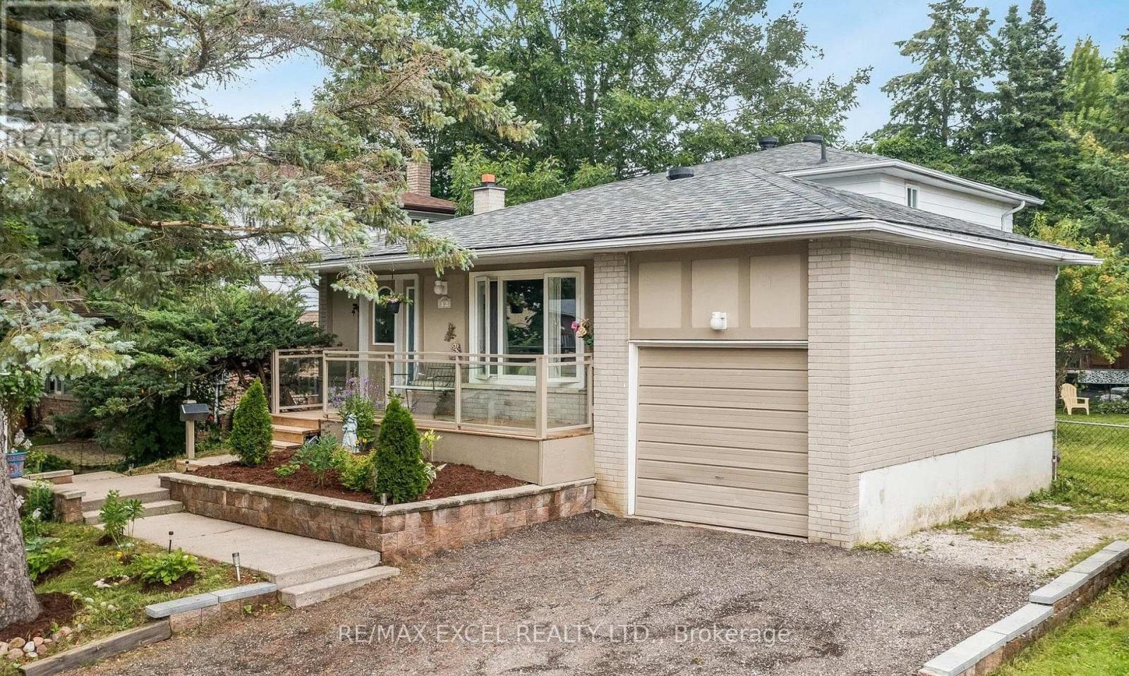 12 COLLEGE CRESCENT