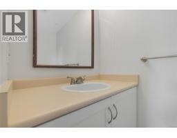 301 1694 Cedar Hill Cross Rd, Saanich, BC V8P2P7 Photo 14