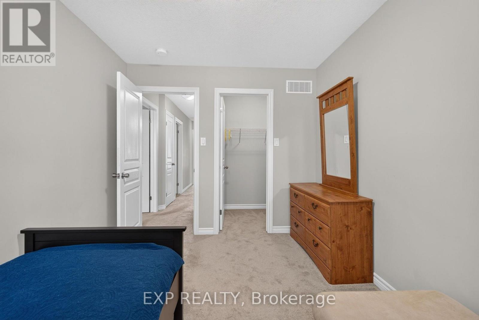 930 SILVERFOX CRESCENT - 32