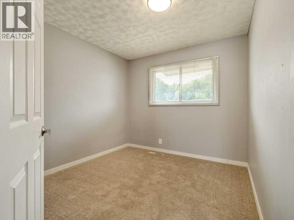 1131 29 Street S - 15