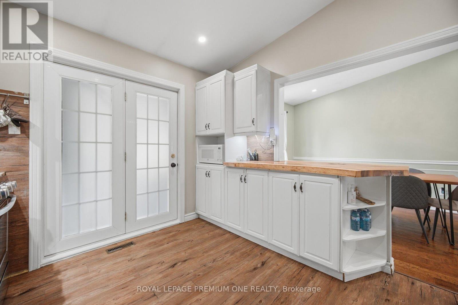 46 LILLIAN CRESCENT - 19