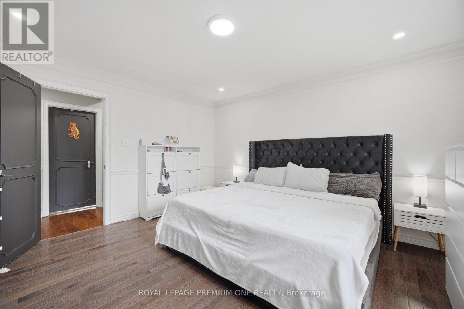 46 LILLIAN CRESCENT - 25