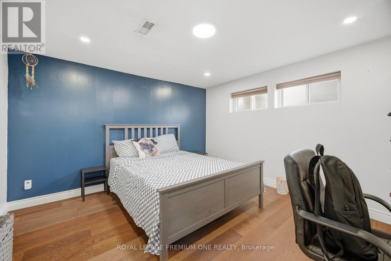 46 LILLIAN CRESCENT - 32