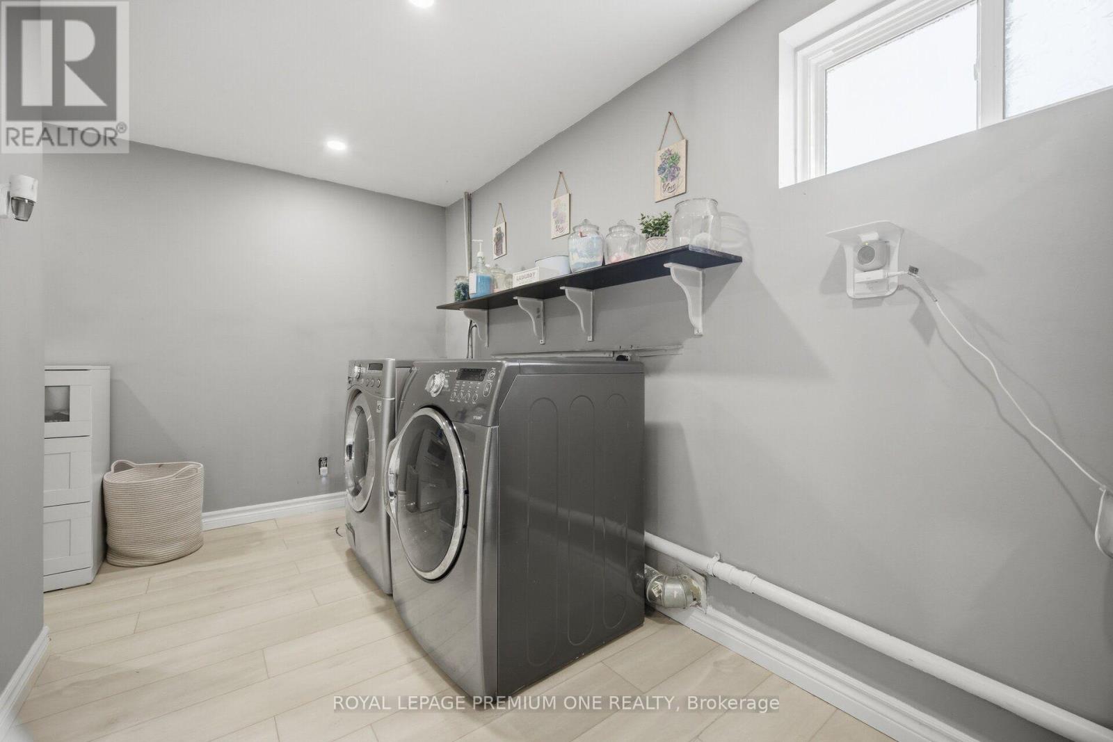 46 LILLIAN CRESCENT - 37