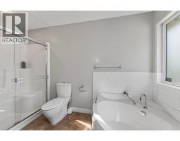 5pc Bathroom - 8929 Grizzly Crescent, Kamloops, BC V2C6T9 Photo 15