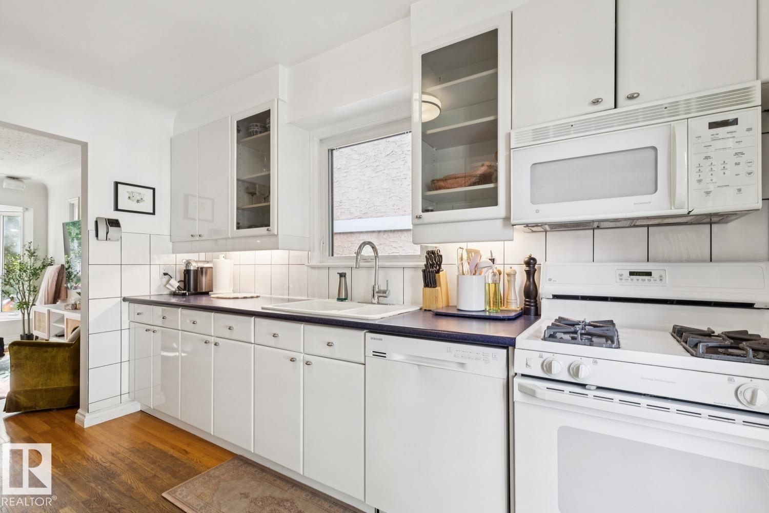 9732 95 ST NW - 18