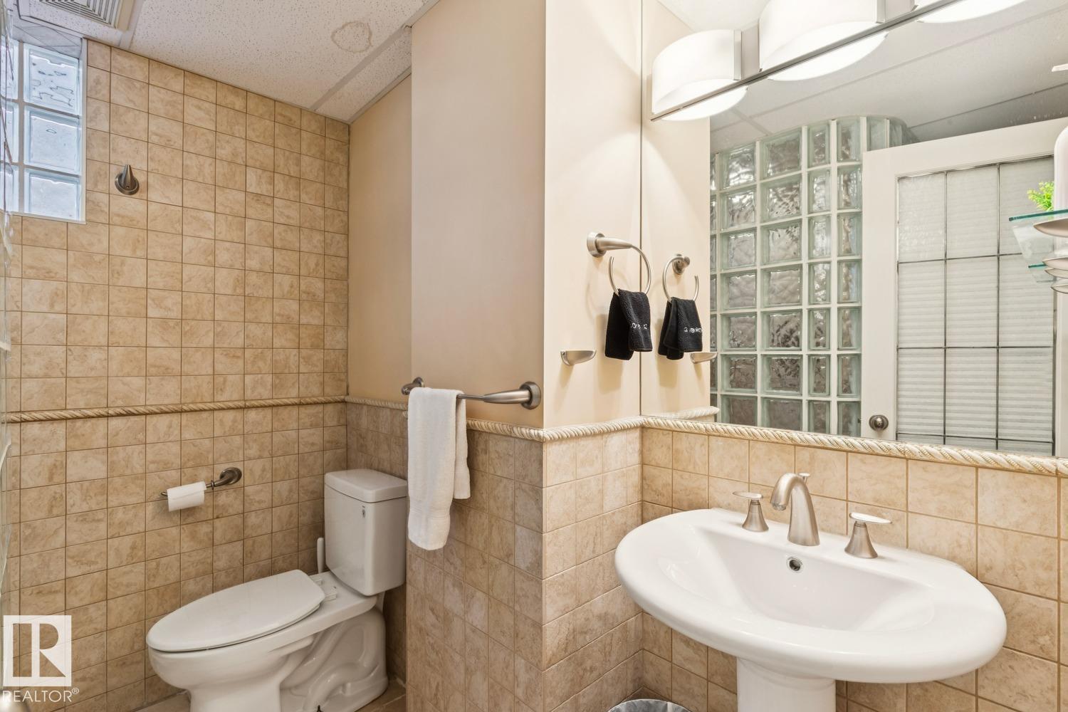 9732 95 ST NW - 32