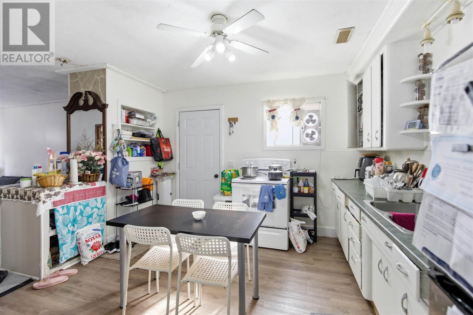 689 Wellington ST W - Image 17