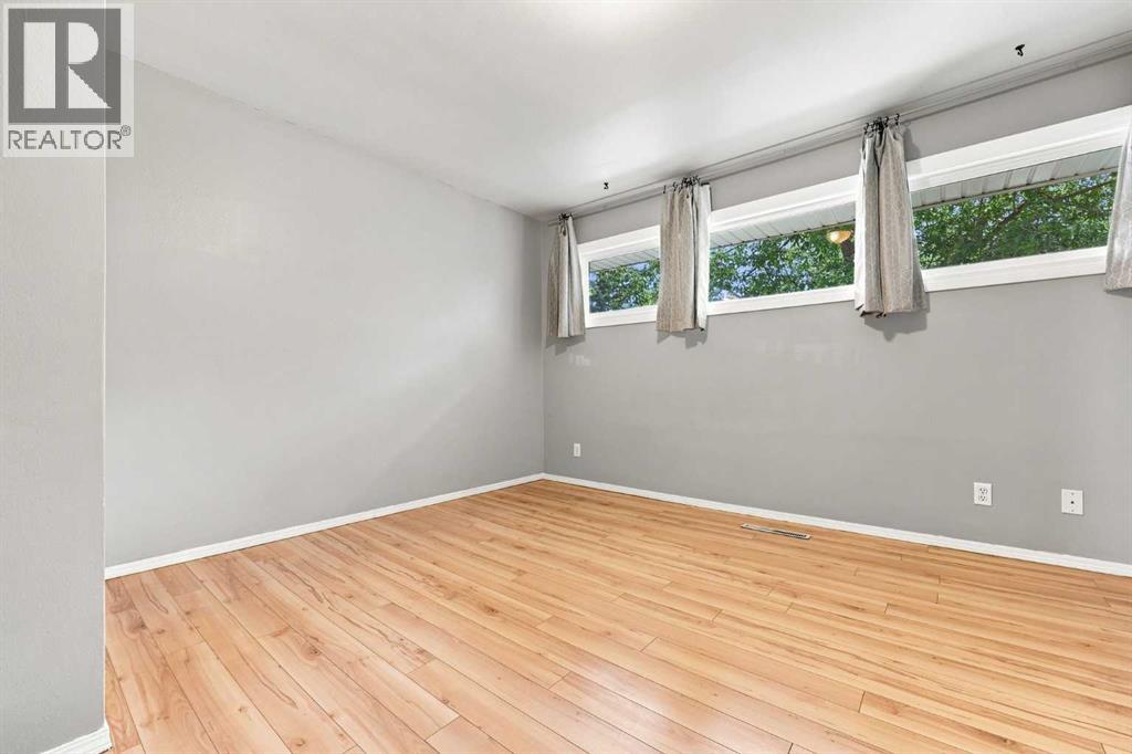 542 Regal Park Northeast - Photo 15