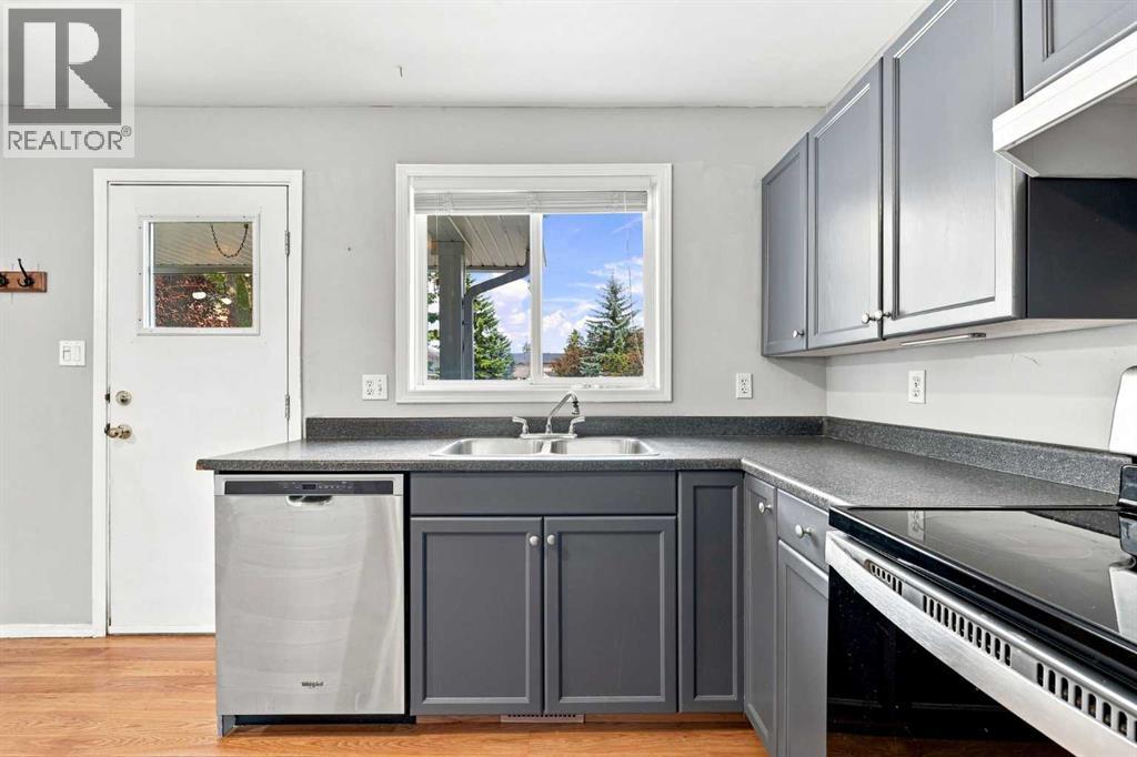 542 Regal Park Northeast - Photo 11