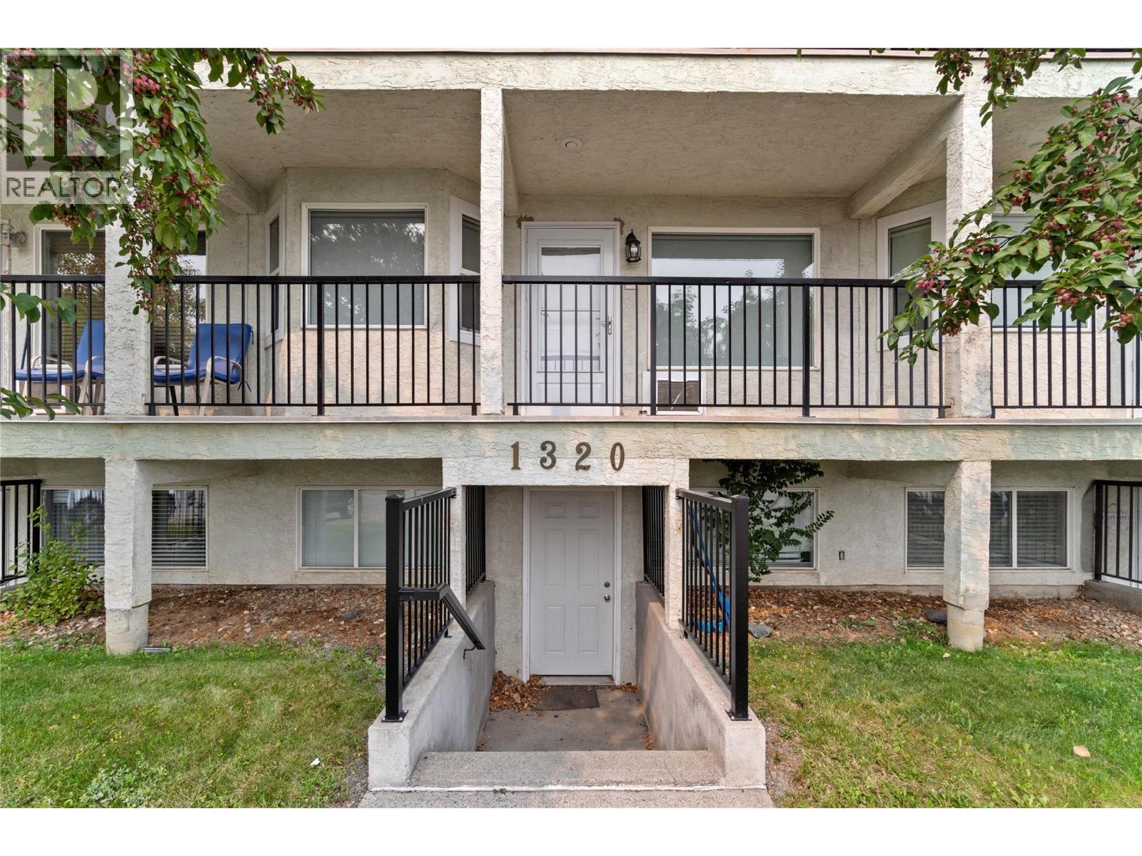 #4 1320 SELKIRK Avenue - 1