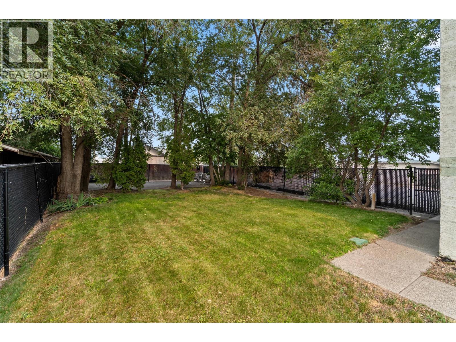 #4 1320 SELKIRK Avenue - 24