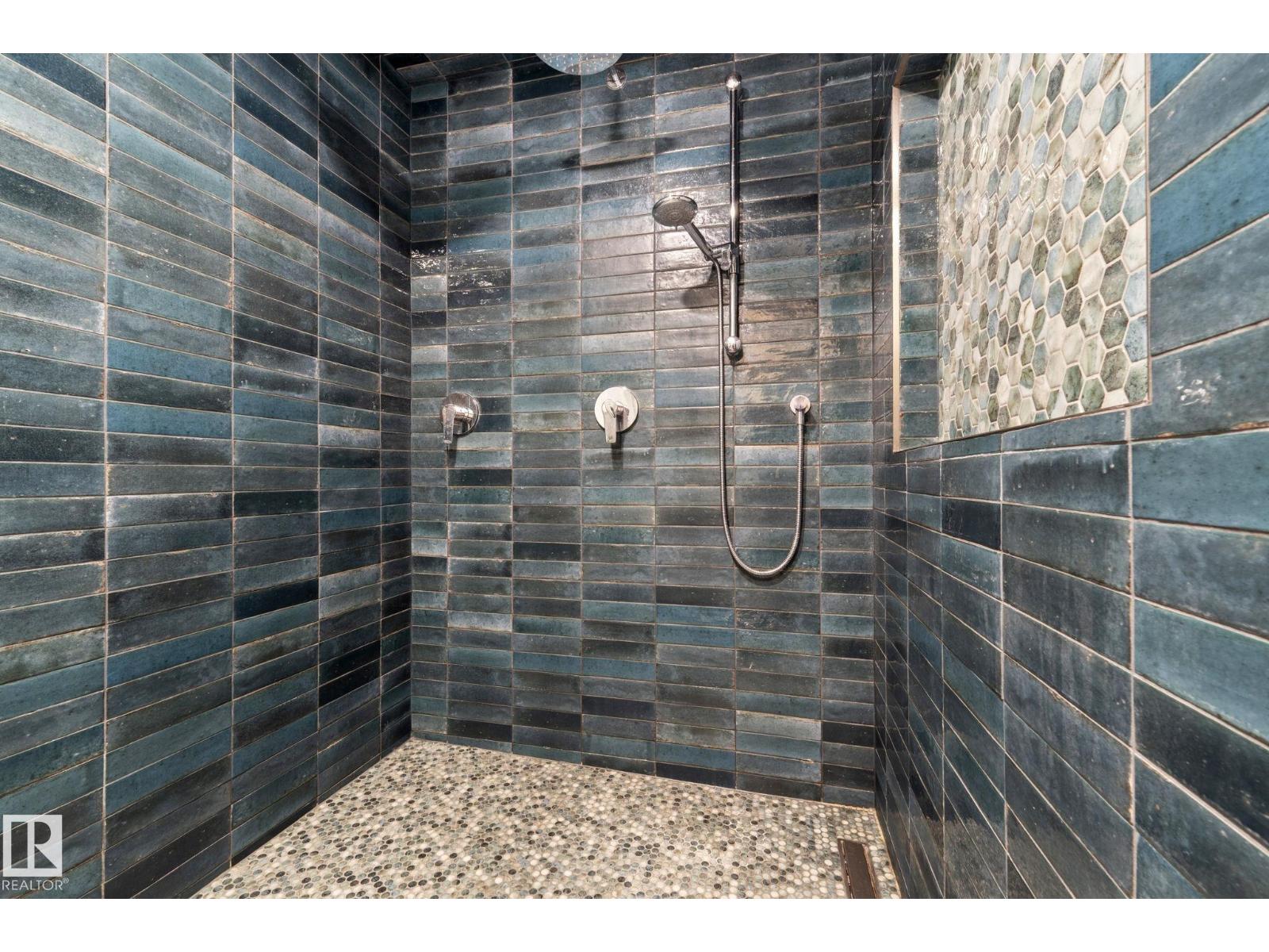 55 MAPLE CR - Image 35