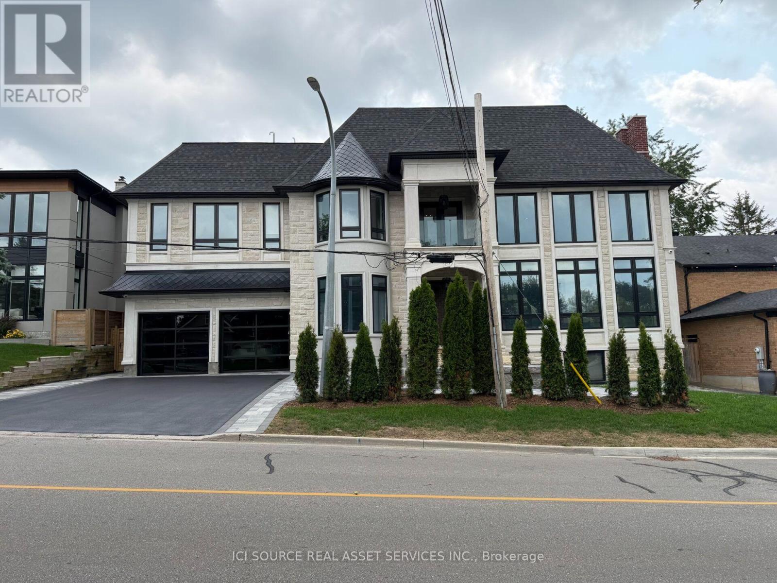 211 KENNEDY STREET W