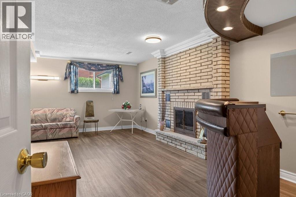 409 MOHAWK Road W - Image 25