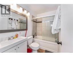1689 Kisber Ave, Saanich, BC V8P2W5 Photo 20