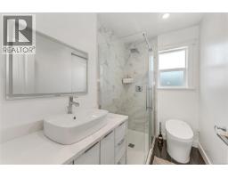 1689 Kisber Ave, Saanich, BC V8P2W5 Photo 27