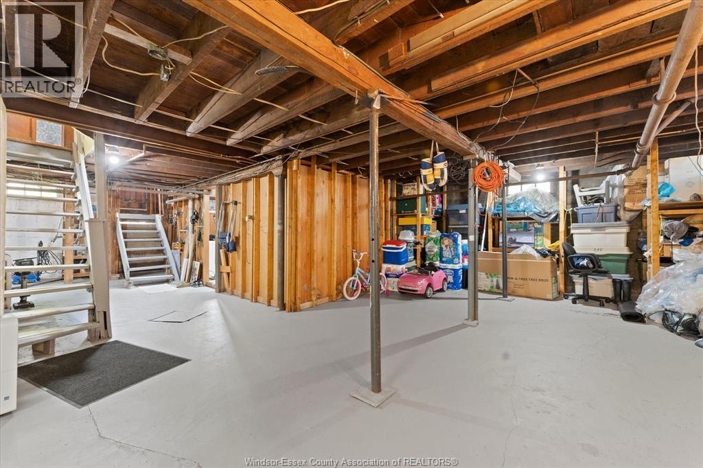 1409 GRANVILLE CRESCENT - 32