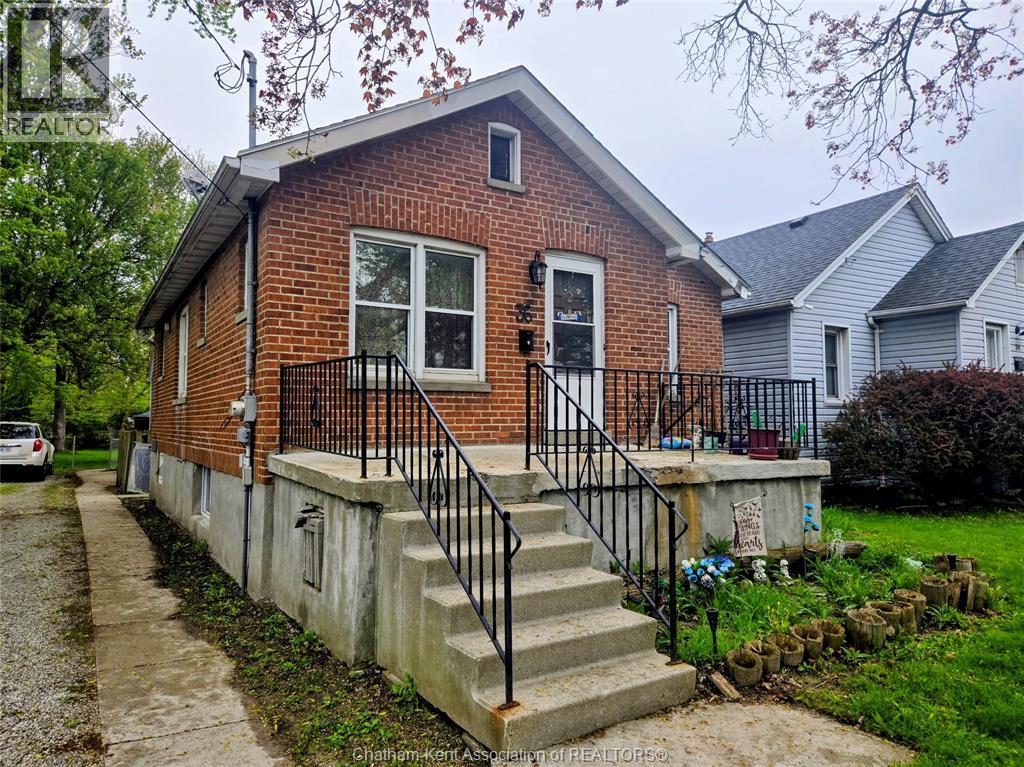 36 McNaughton Ave E AVENUE, Chatham — photo 2