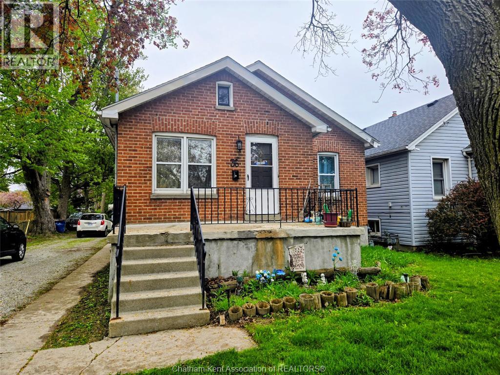 36 McNaughton Ave E AVENUE, Chatham — photo 3