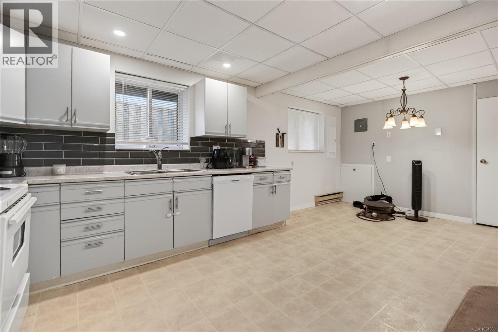 684 Robron Rd - Image 38