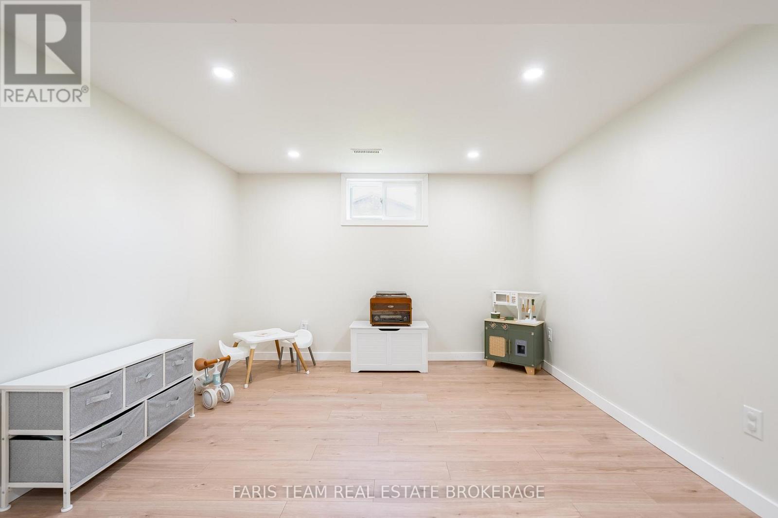 201 PARKSIDE CRESCENT - 22