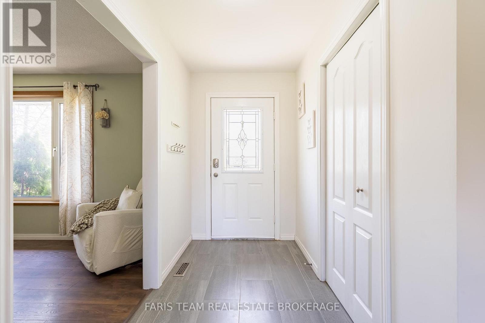 201 PARKSIDE CRESCENT - 5
