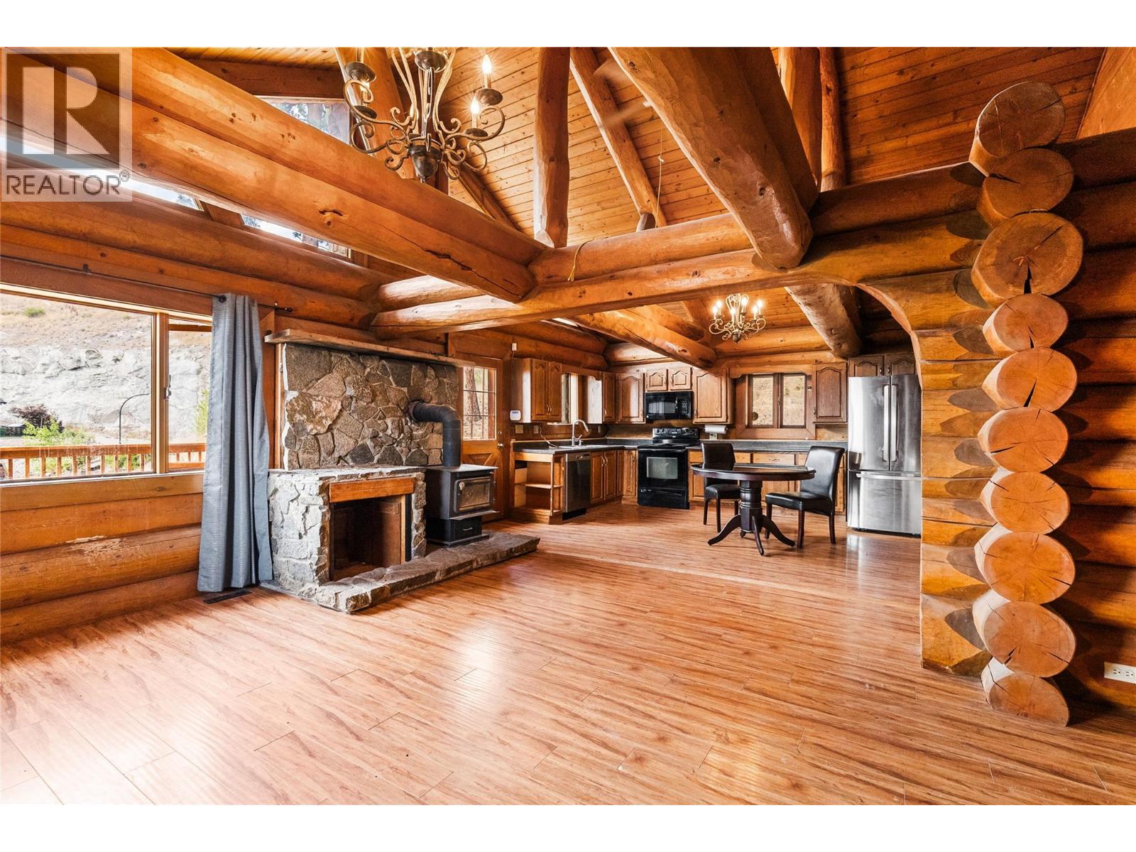 5876 Victoria Street - Image 3