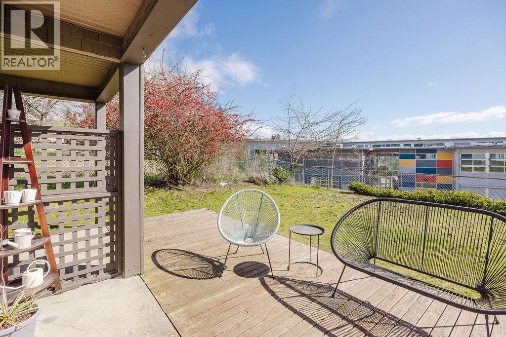 1 622 FARNHAM ROAD, Gibsons
