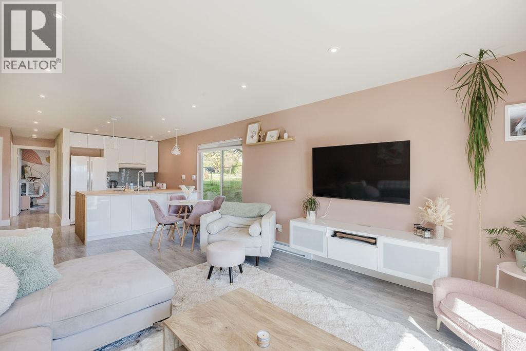 1 622 FARNHAM ROAD, Gibsons