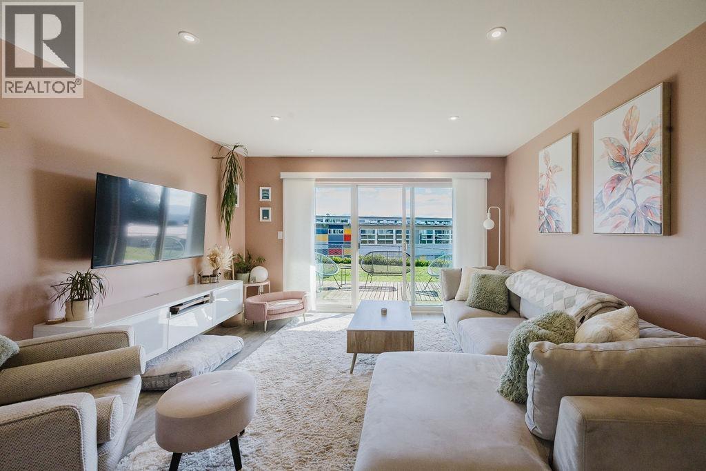 1 622 FARNHAM ROAD, Gibsons