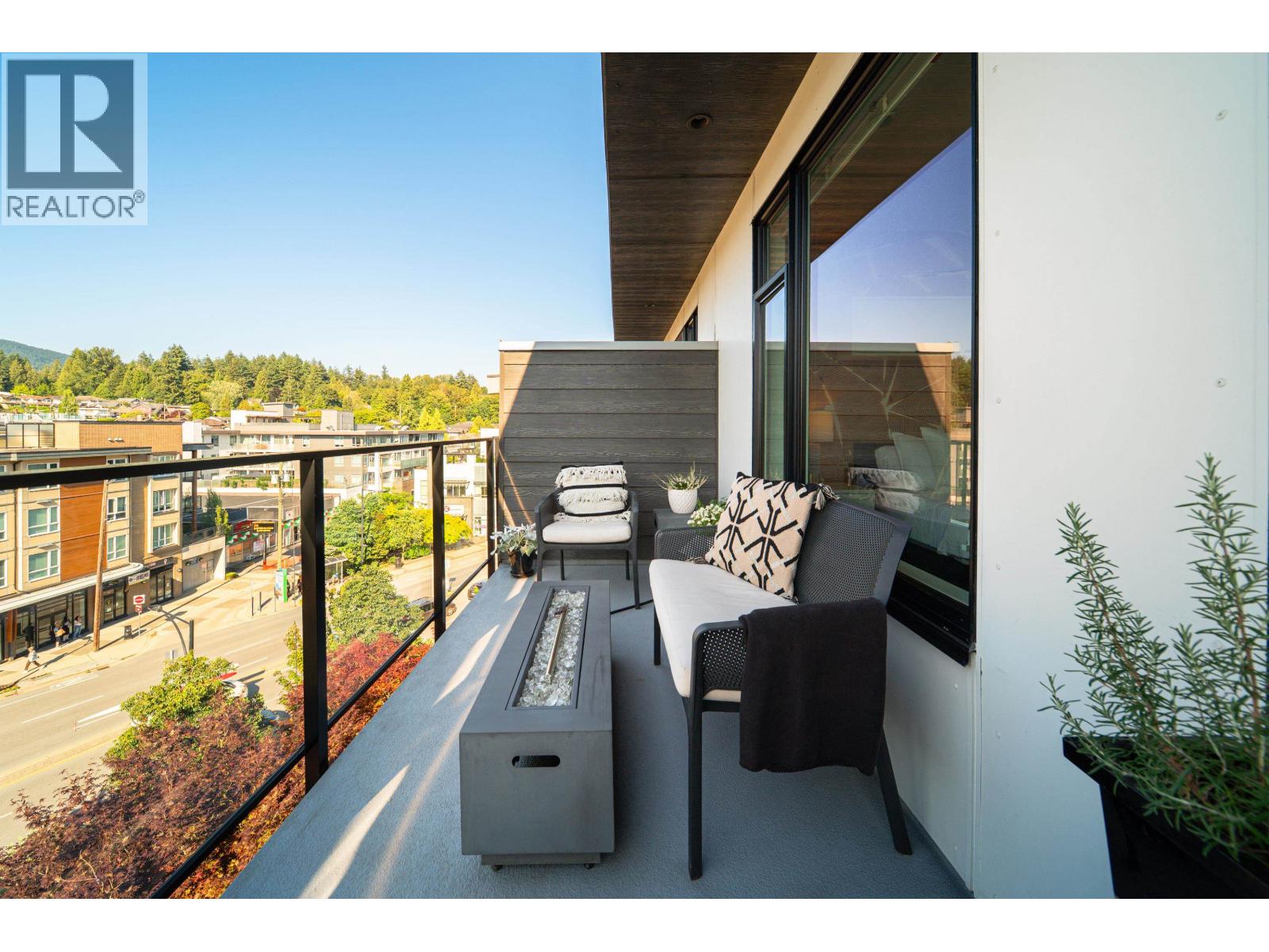 517 725 MARINE DRIVE, North Vancouver