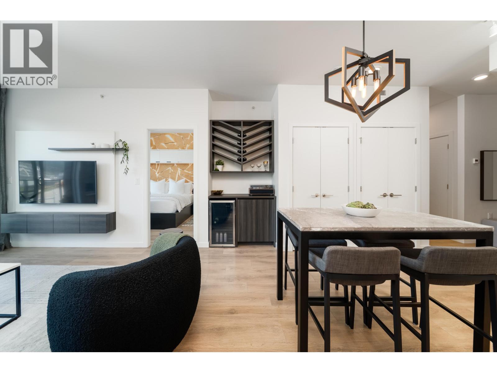 517 725 MARINE DRIVE, North Vancouver