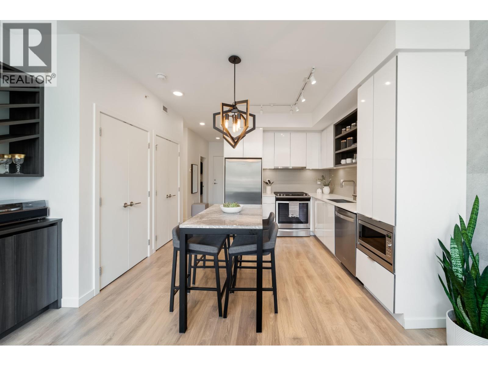 517 725 MARINE DRIVE, North Vancouver