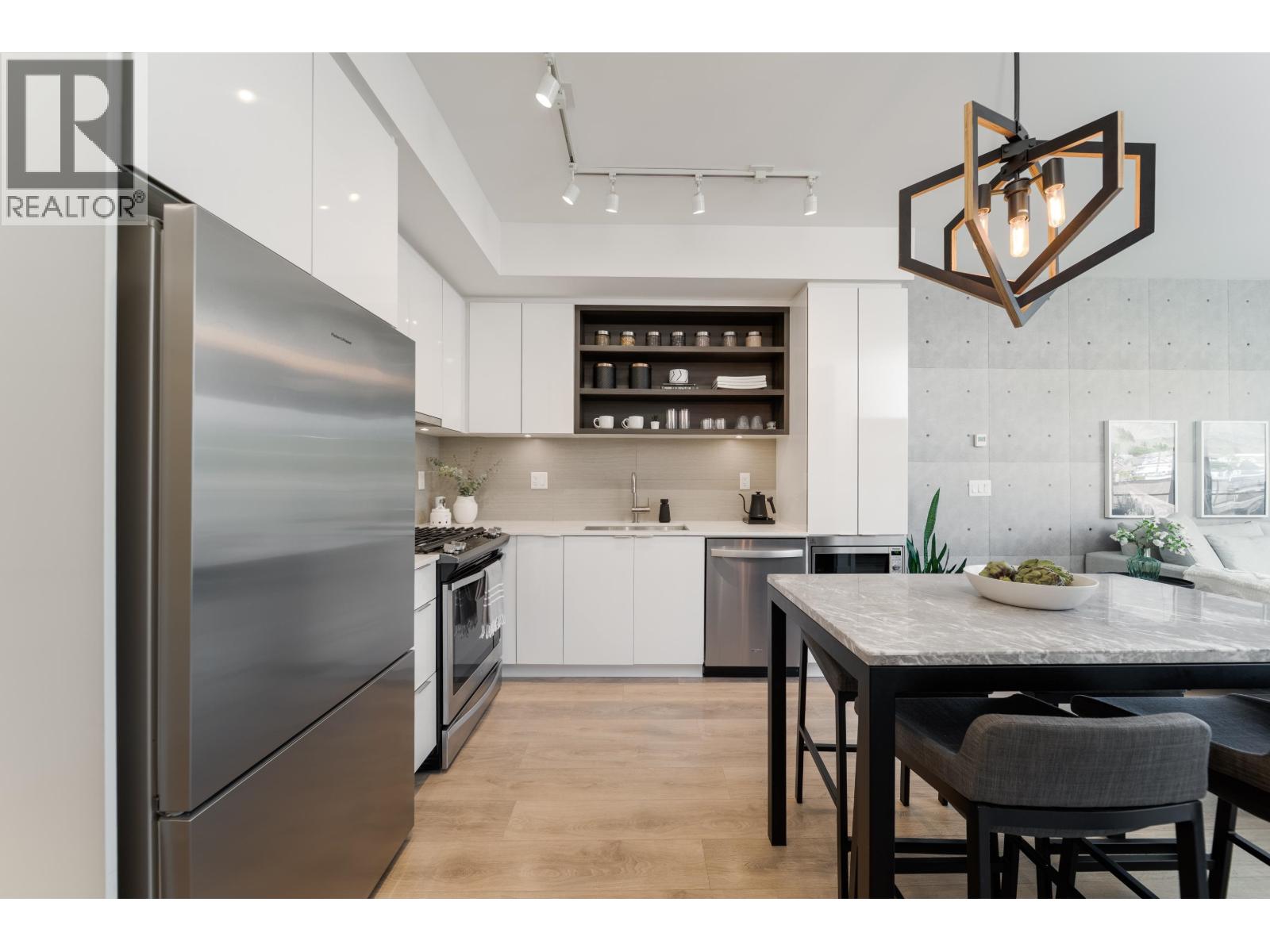 517 725 MARINE DRIVE, North Vancouver