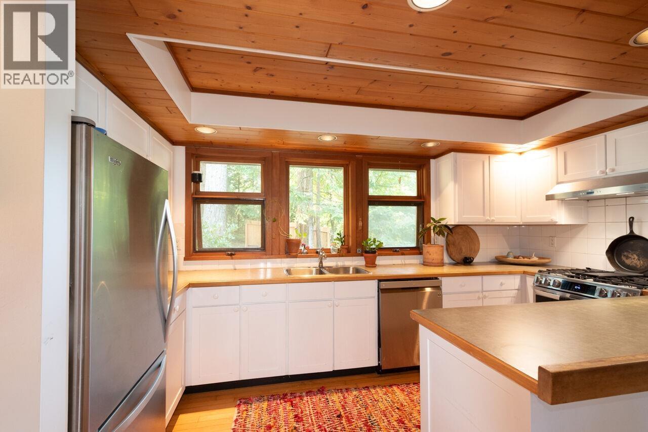 368 EAGLES NEST ROAD, Bowen Island