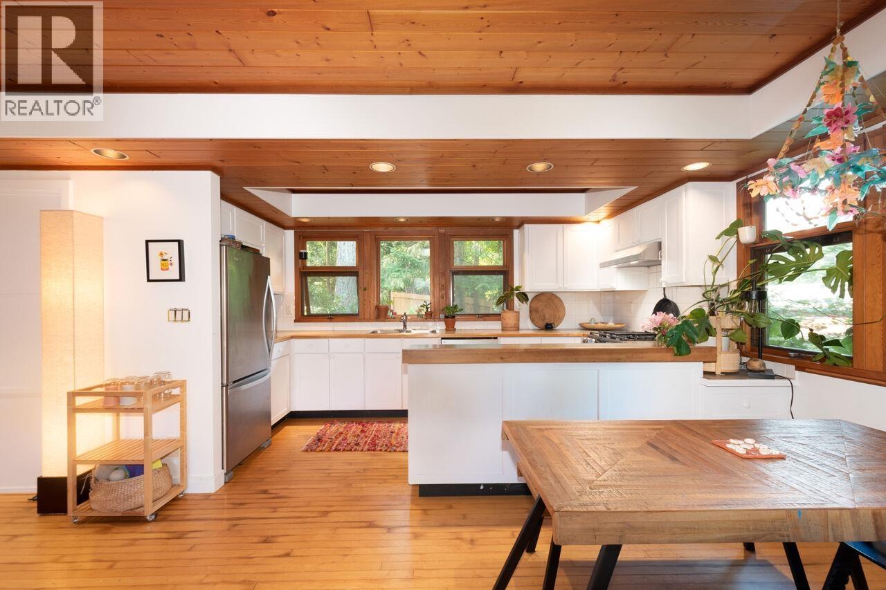 368 EAGLES NEST ROAD, Bowen Island