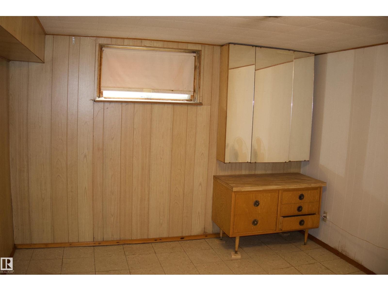 4926 47 ST - 23