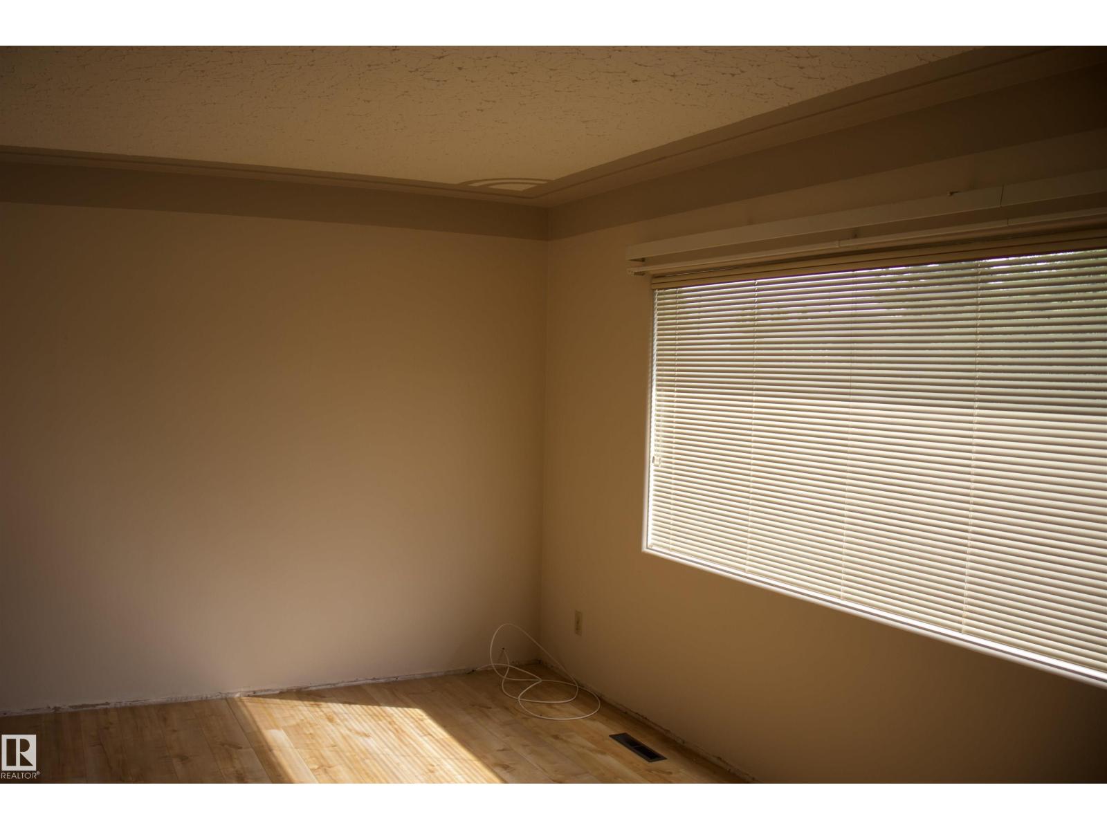 4926 47 ST - Image 18