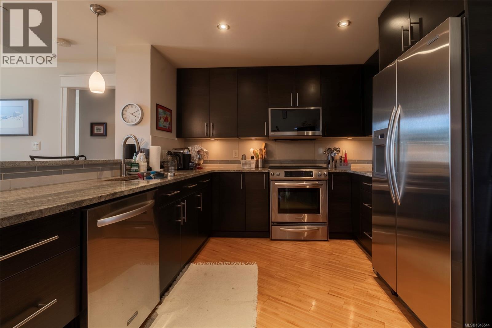 106 847 Dunsmuir Rd, Esquimalt