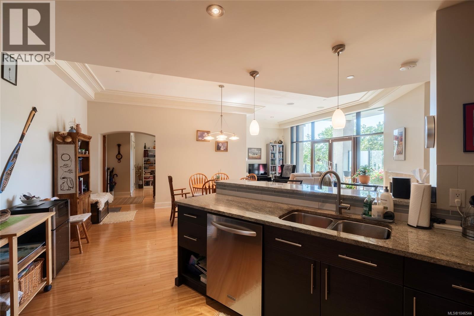 106 847 Dunsmuir Rd, Esquimalt